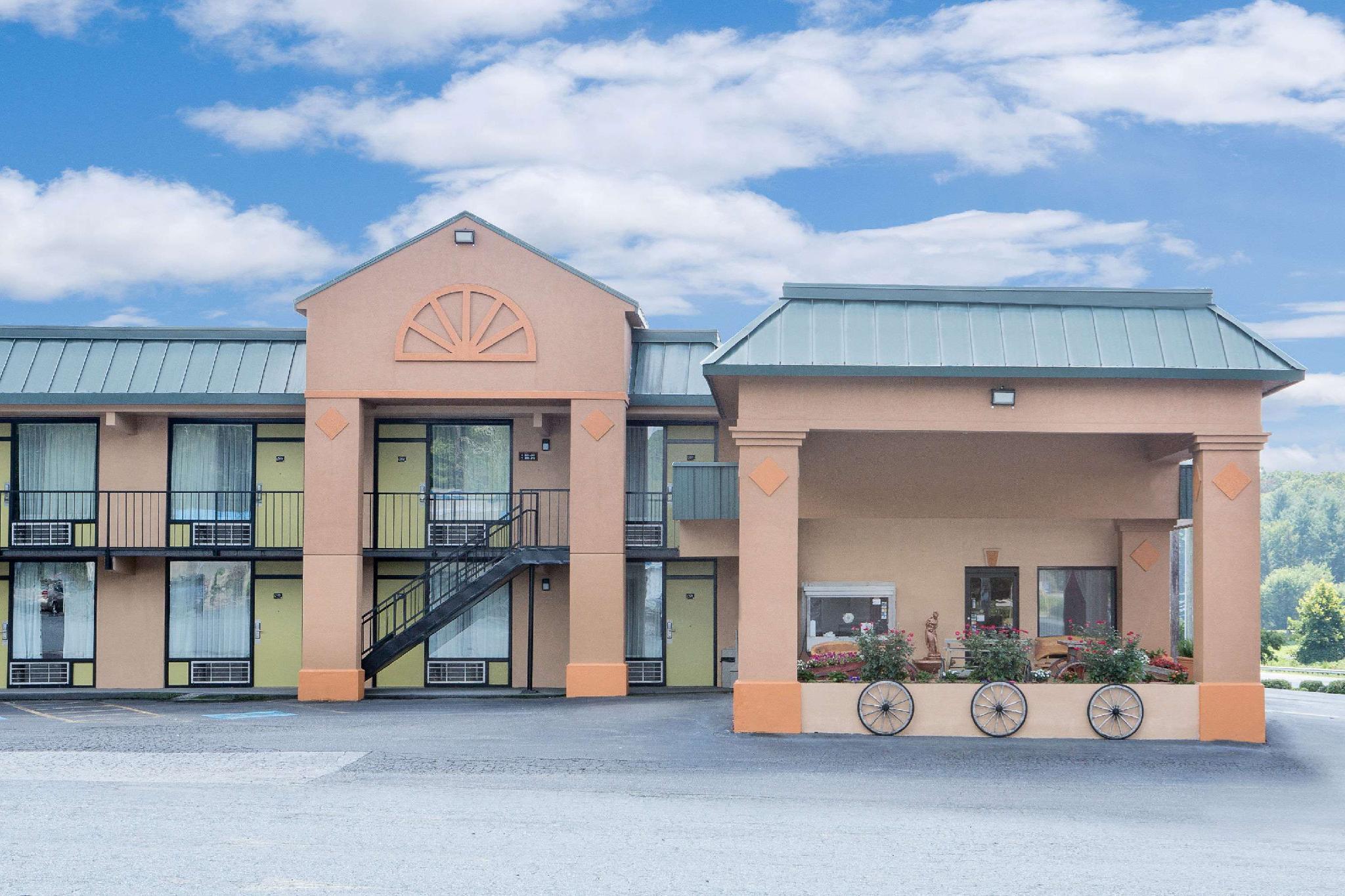 Super 8 By Wyndham Marion Nc Hotel Exterior photo